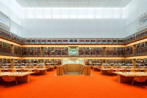Foto 1: Die furnierten B�cherregale und Lesetische der Berliner Staatsbibliothek sind robust, �kologisch und zeitlos. Foto: Staatsbibliothek zu Berlin - PK, J. F. M�ller