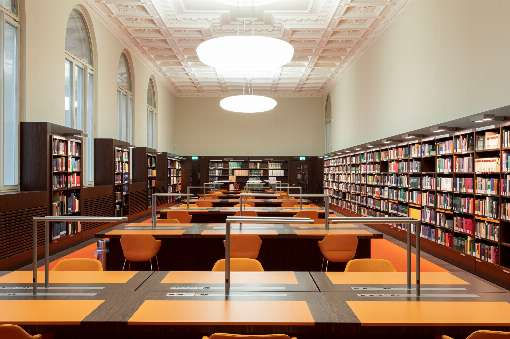 Foto 3: Handschriftliche Noten von Bach, Mozart und Beethoven lassen sich im Musiksaal der Staatsbibliothek auf feinen furnierten Tischen gerne studieren. Foto: Staatsbibliothek zu Berlin - PK, J. F. M�ller