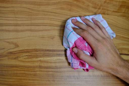 Mit der richtigen Pflege bleibt Furnier viele Jahre sch�n. Foto: IFN